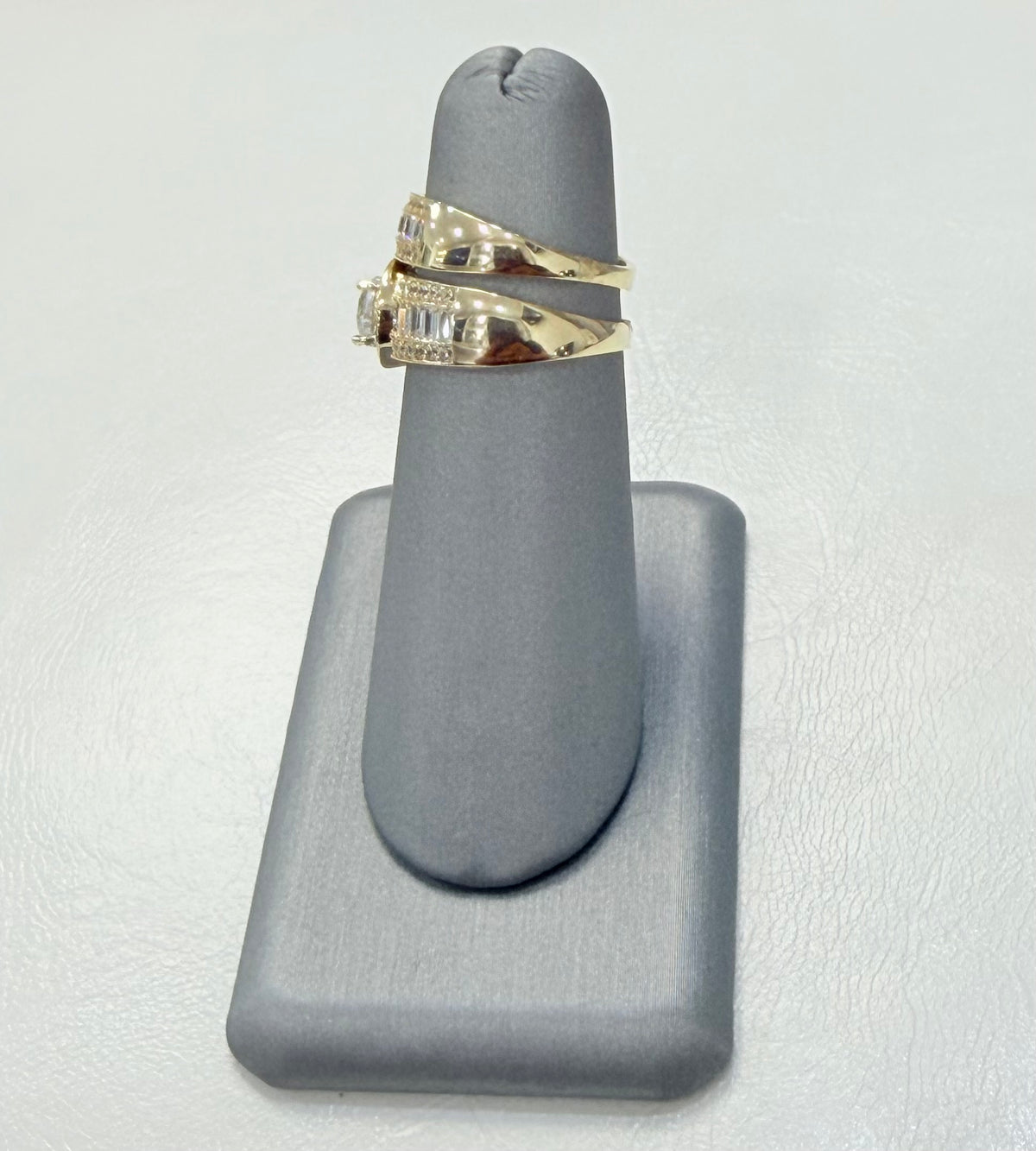 1827- NEW 10K Baguette Cut Wedding Ring W.G