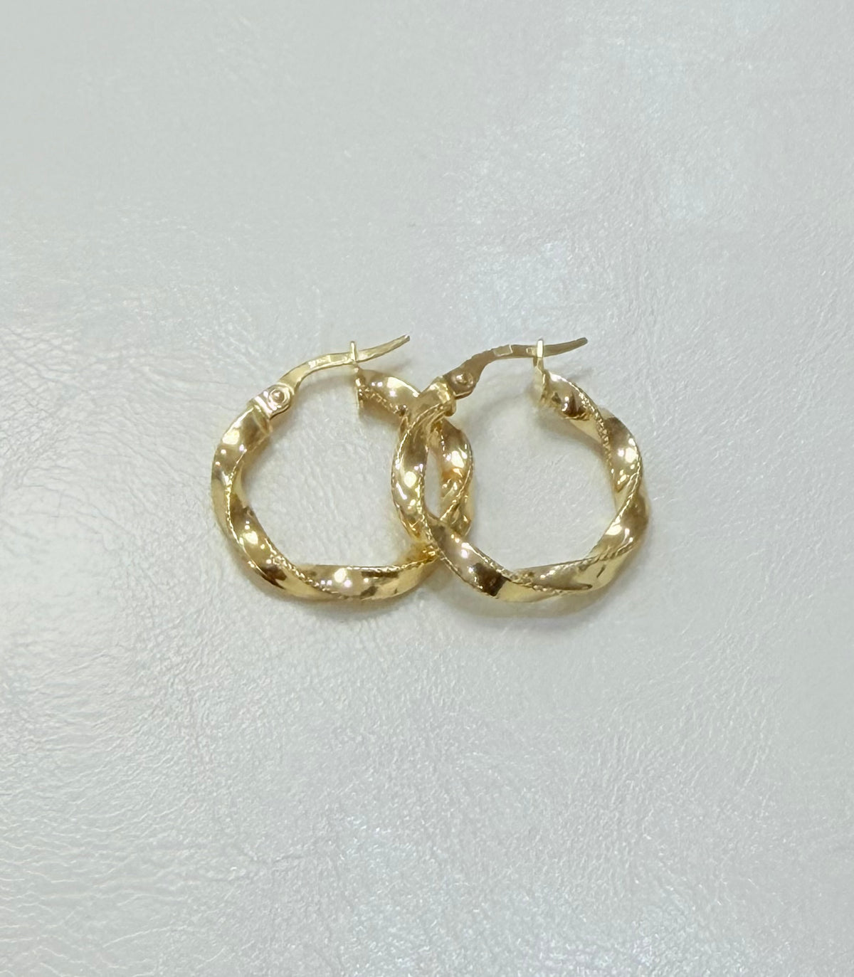 1819- NEW 14K Twisted Hoop Earrings (20x2.7mm) W.G