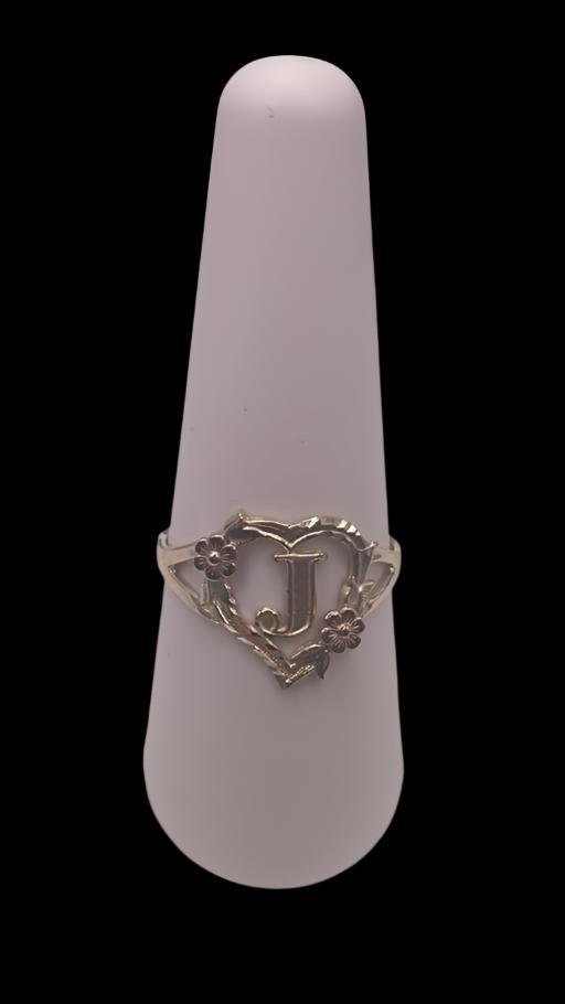 00163- Anillo de mujer en dos tonos con letra “J” en forma de corazón de oro de 14 quilates