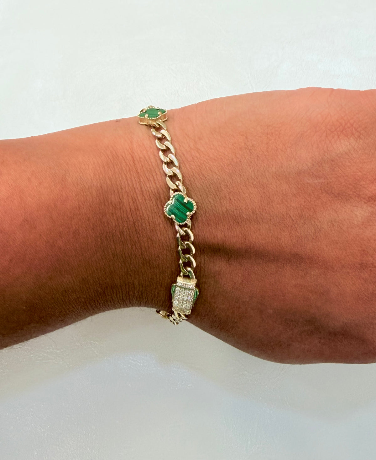 1813- NEW 14K Hollow Green Trebol Bracelet 7.5” (9.2mm) W.G