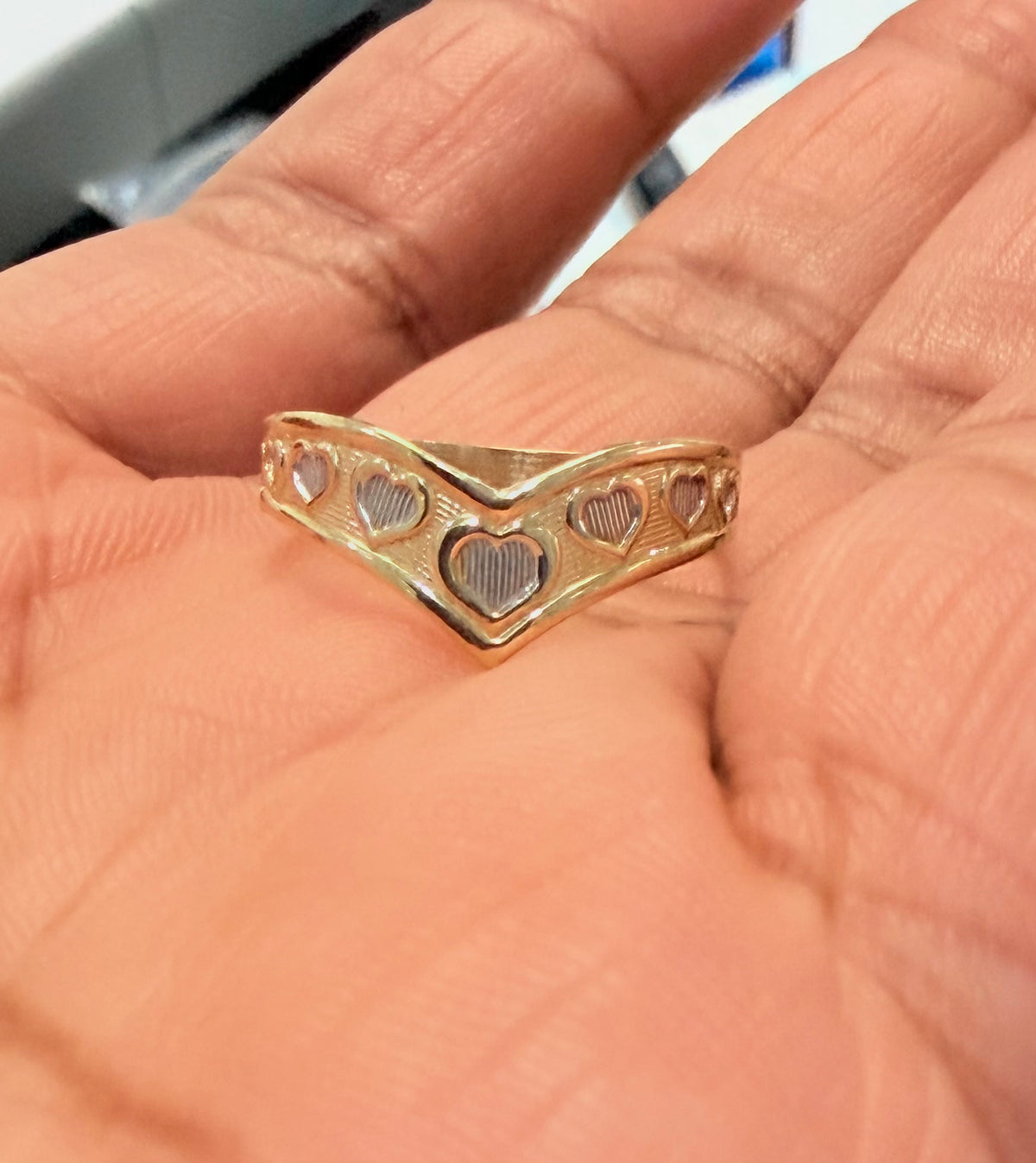 1711- NEW 10K V Shaped Heart Band Ring W.G