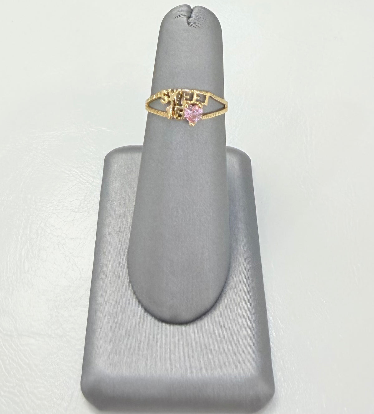318- Anillo “quinceañera” en oro amarillo de 14 quilates con piedra rosa