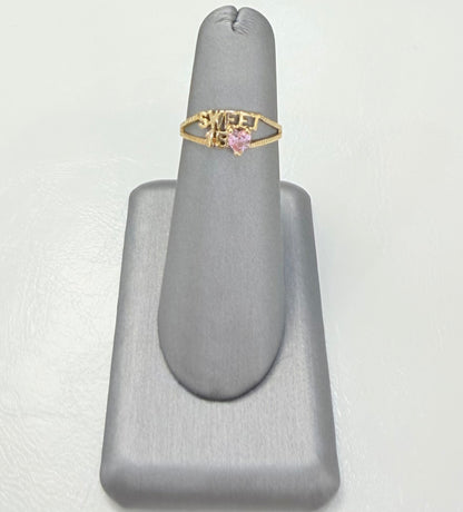 318- Anillo “quinceañera” en oro amarillo de 14 quilates con piedra rosa