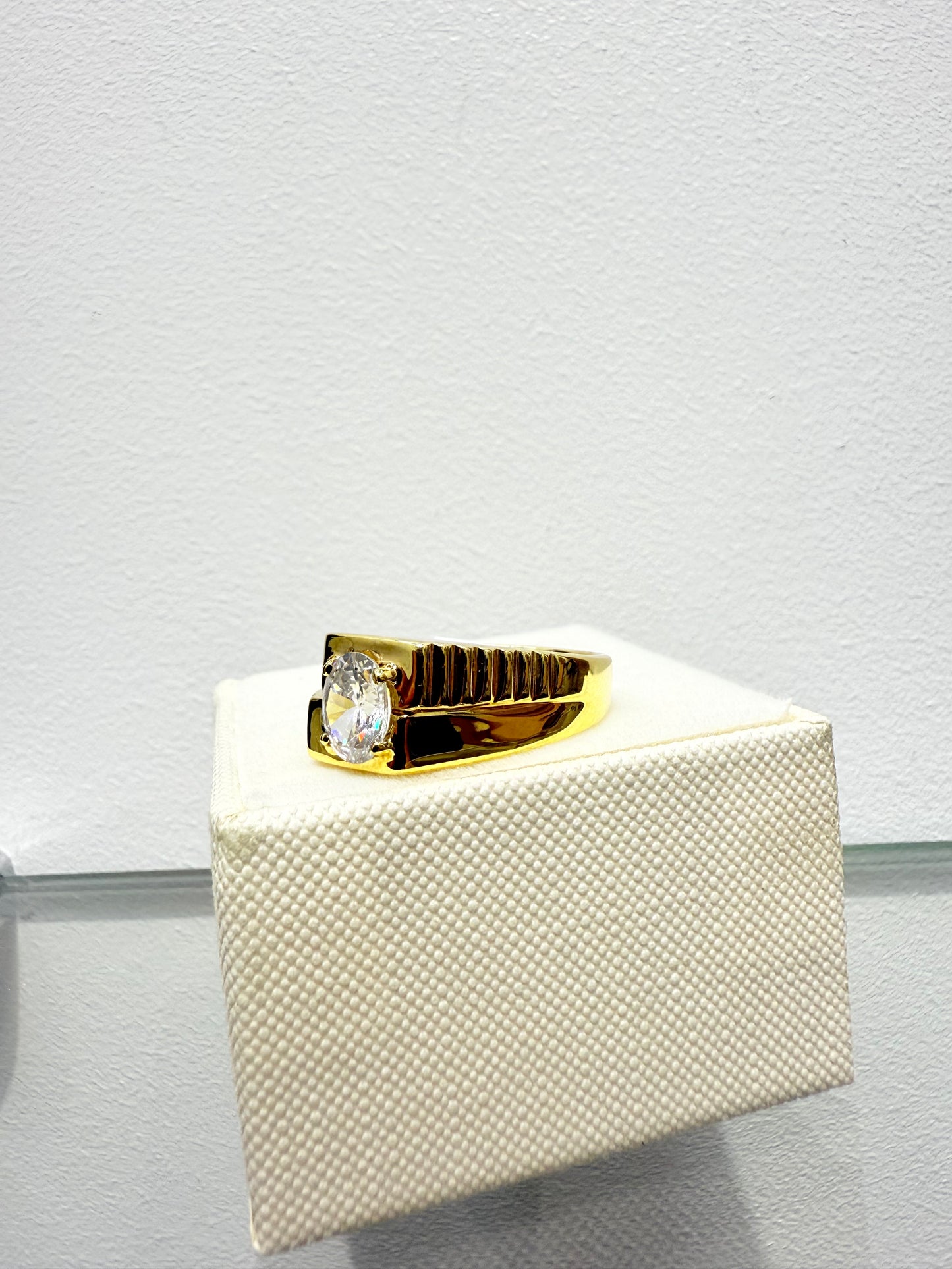 1102- NEW 10K Oval Clear Cz Stone Men’s Ring