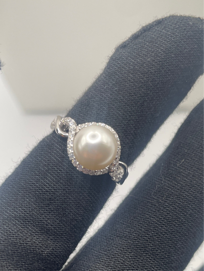 S822- White Imitation Pearl Ring Sz 6