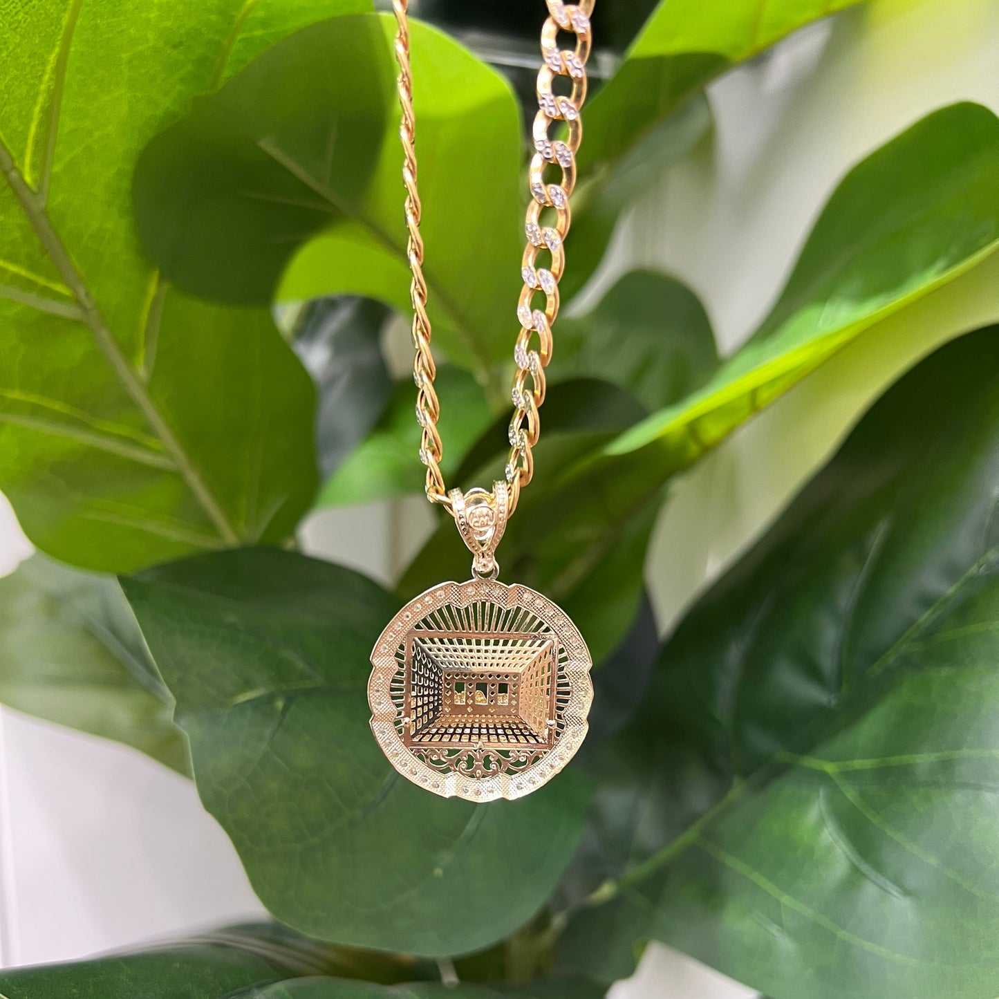 1301- NEW 10K Round the Last Supper Cz Pendant