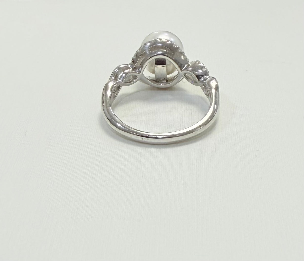 S822- NEW . 925 Sterling Silver Imitation Pearl White Ring W.G