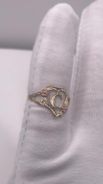 00162-Anillo de mujer en dos tonos con letra “C” en forma de corazón de 14 quilates