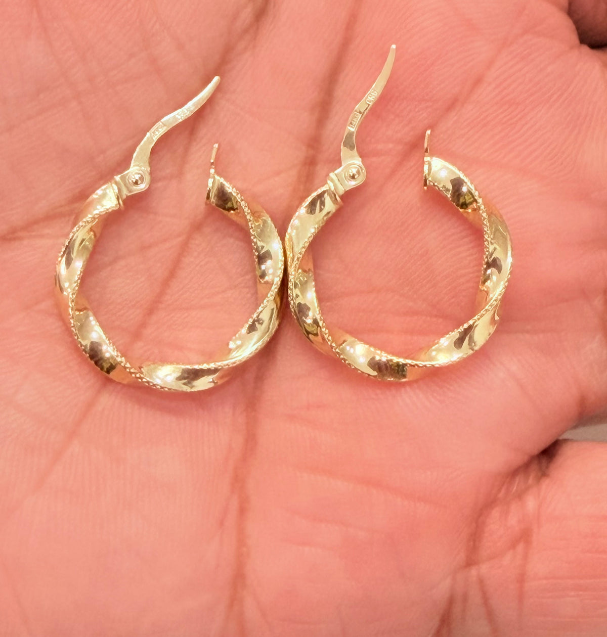 1819- NEW 14K Twisted Hoop Earrings (20x2.7mm) W.G