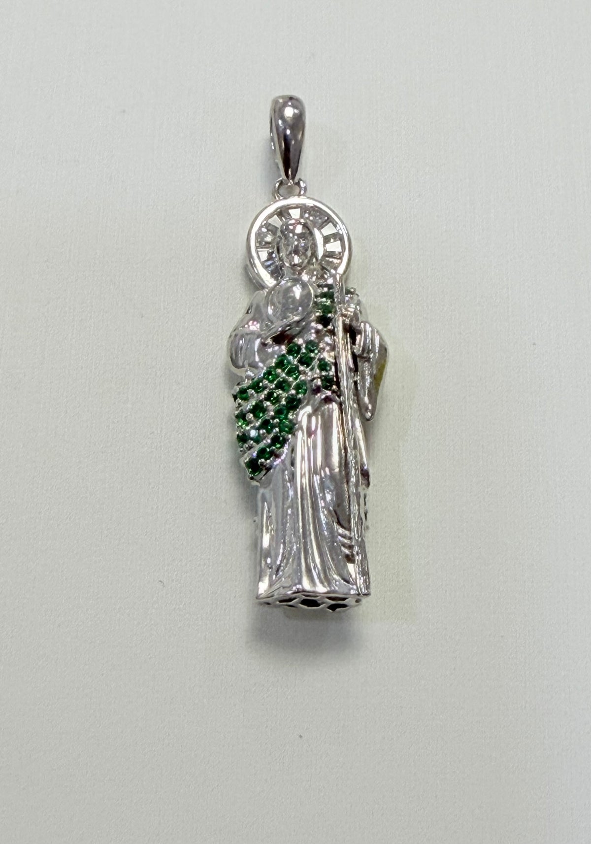 S0010- Colgante de San Judas Tadeo con Piedras Verdes Pequeñas