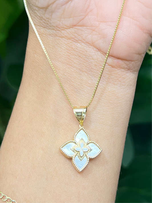 294- NEW 14K White Clover Pendant W.G