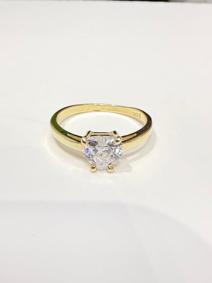 1526- NEW 10K Solitaire Fashion Ring W.G