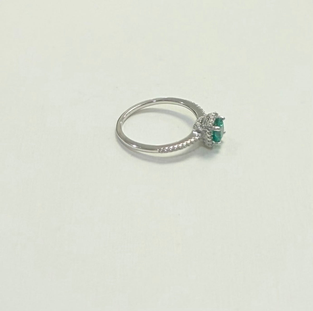 S566- NEW .925 Sterling Silver Thin Green Cz Ring W.G