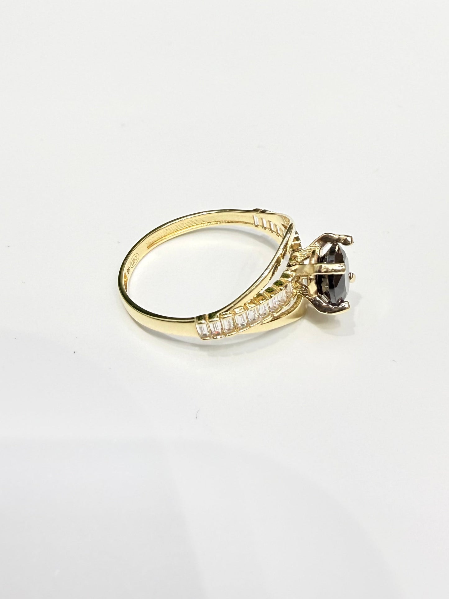 1586- NEW 14K Gold Fashion Black Stone Ring W.G