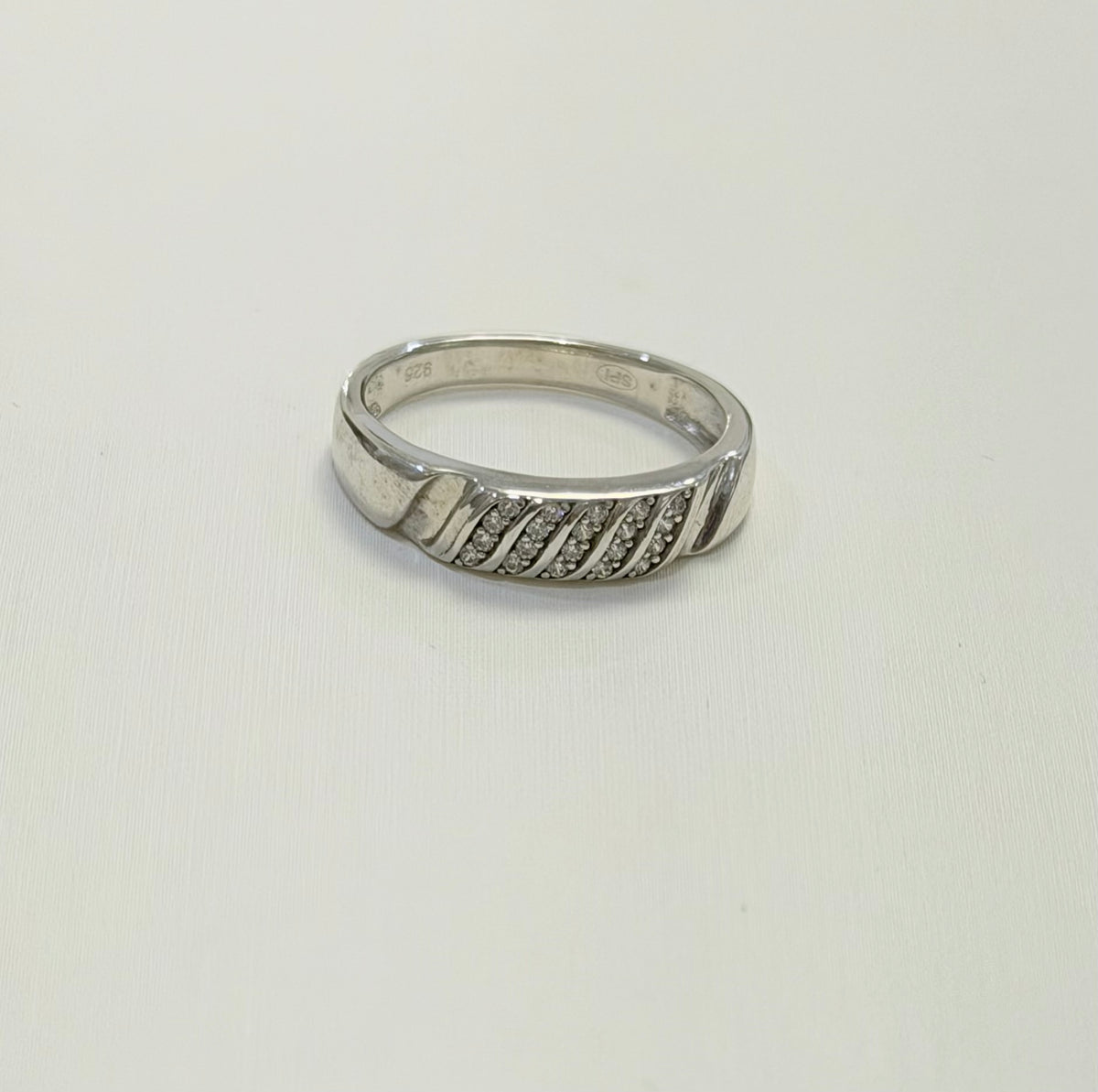 S565- NEW .925 Thin Band Silver Ring W.G