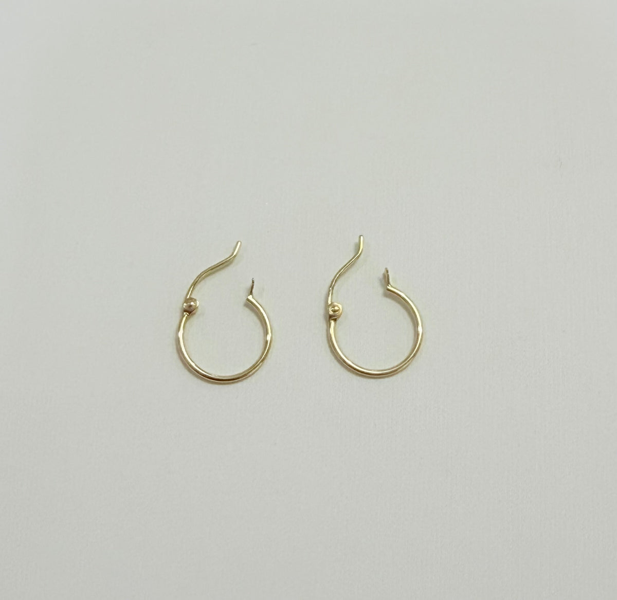 1689- NEW 14K Gold 1mm Tube Hoop Earrings W.G
