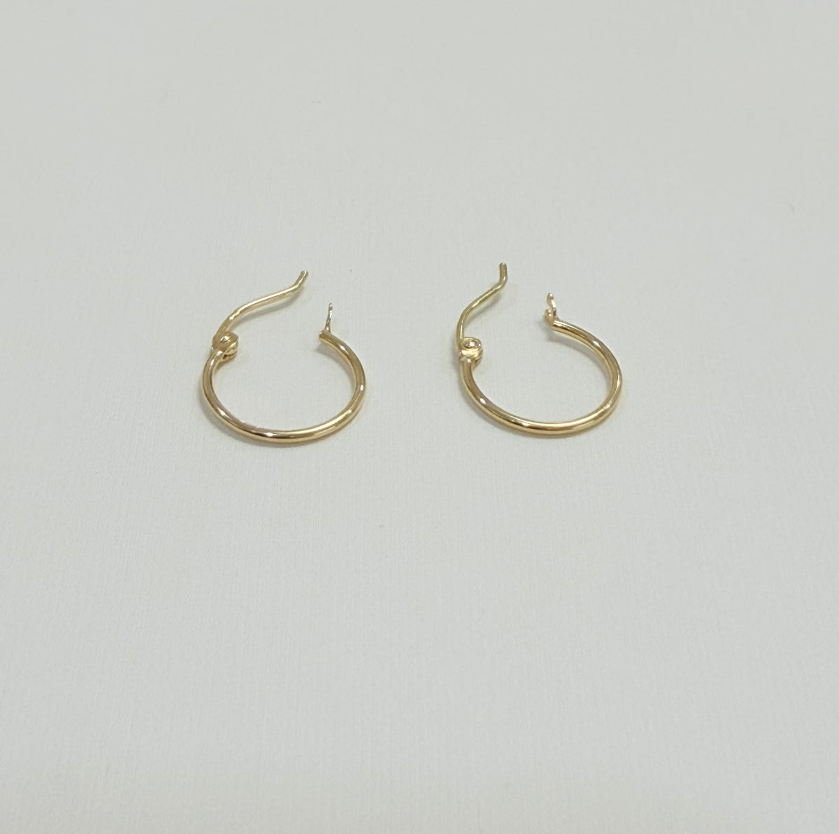 1689- NEW 14K Gold 1mm Tube Hoop Earrings W.G