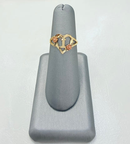 292- Anillo de oro amarillo de 14 quilates con forma de corazón y letra “I”