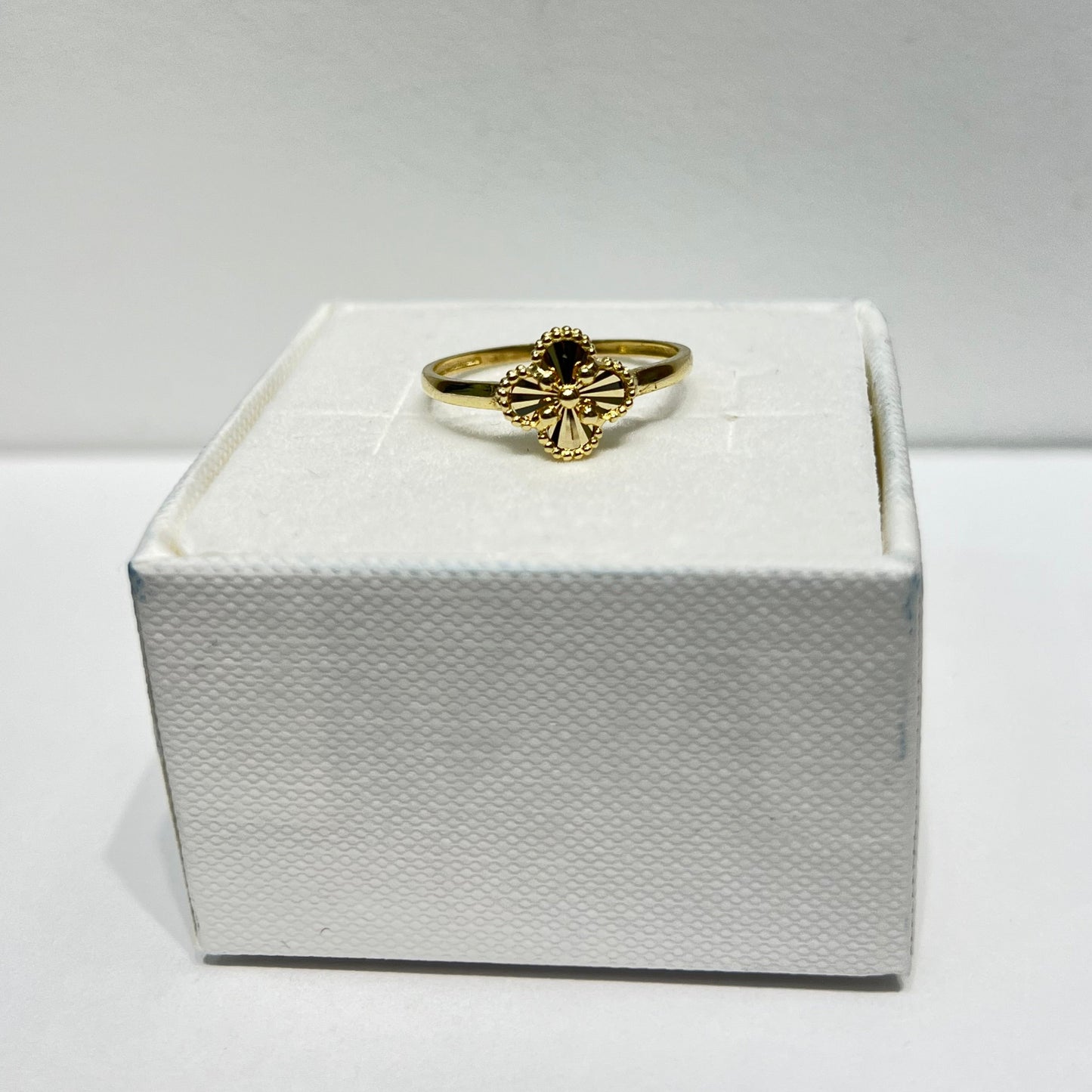 1190-NEW 14K Gold Trebol Women’s Ring (8mm) W.G