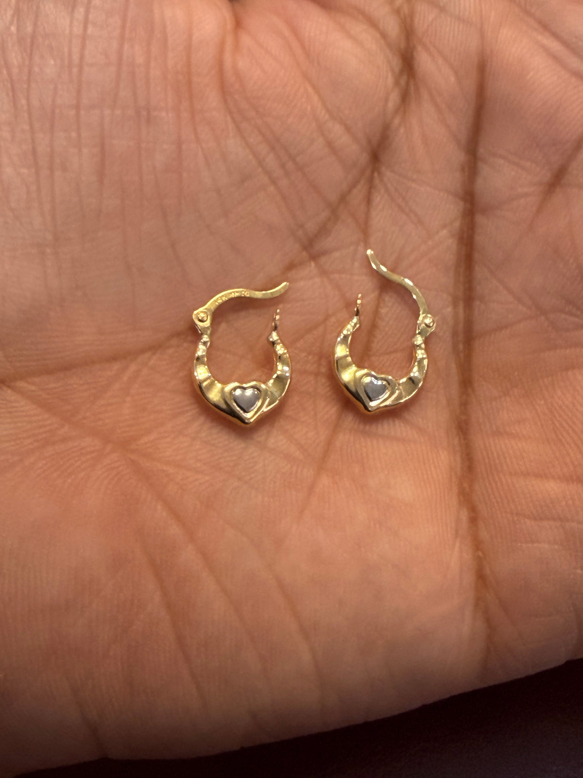1686- NEW 14K Tiny Heart Hoop Earrings W.G