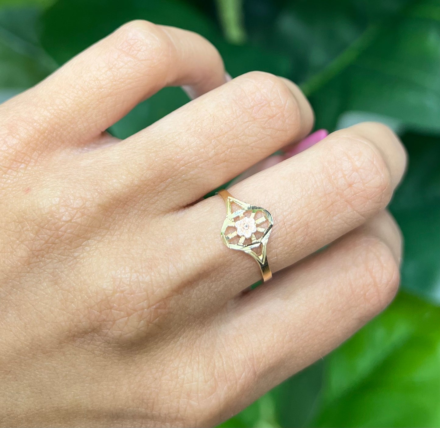 876- NEW 14K NEW Centered Flower Ring (W.G)