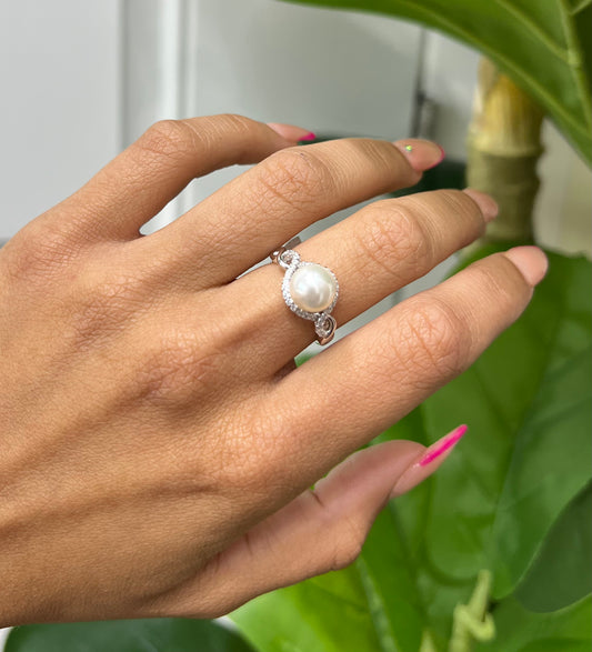S822- NEW . 925 Sterling Silver Imitation Pearl White Ring W.G