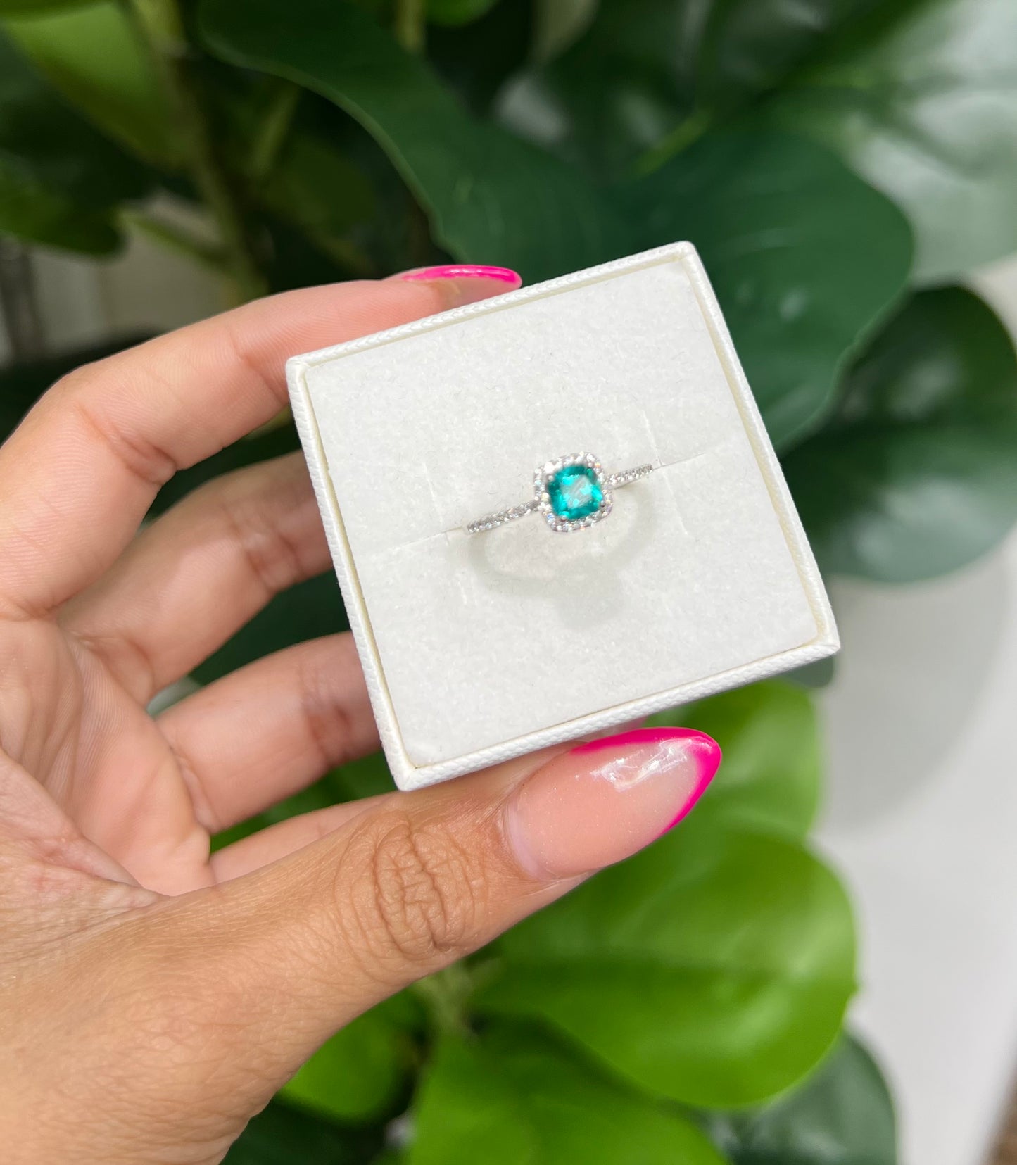 S566- NEW .925 Sterling Silver Thin Green Cz Ring W.G