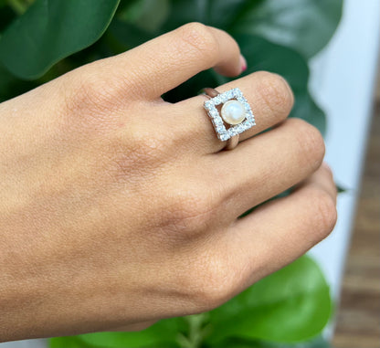 S820- NEW .925 Sterling Silver Square Imitation Pearl White Ring W.G