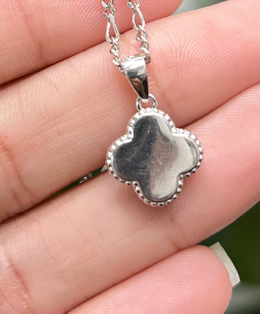 S753- NEW .925 Sterling Silver Green Trebol Pendant W.G