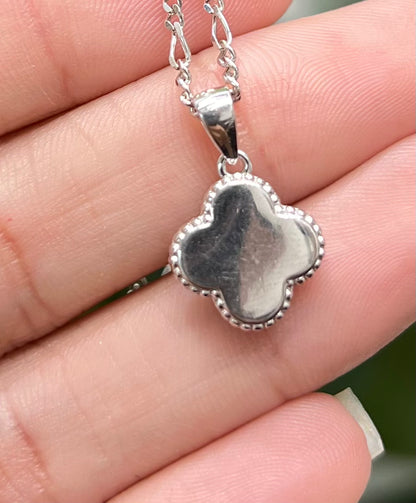 S753- NEW .925 Sterling Silver Green Trebol Pendant W.G