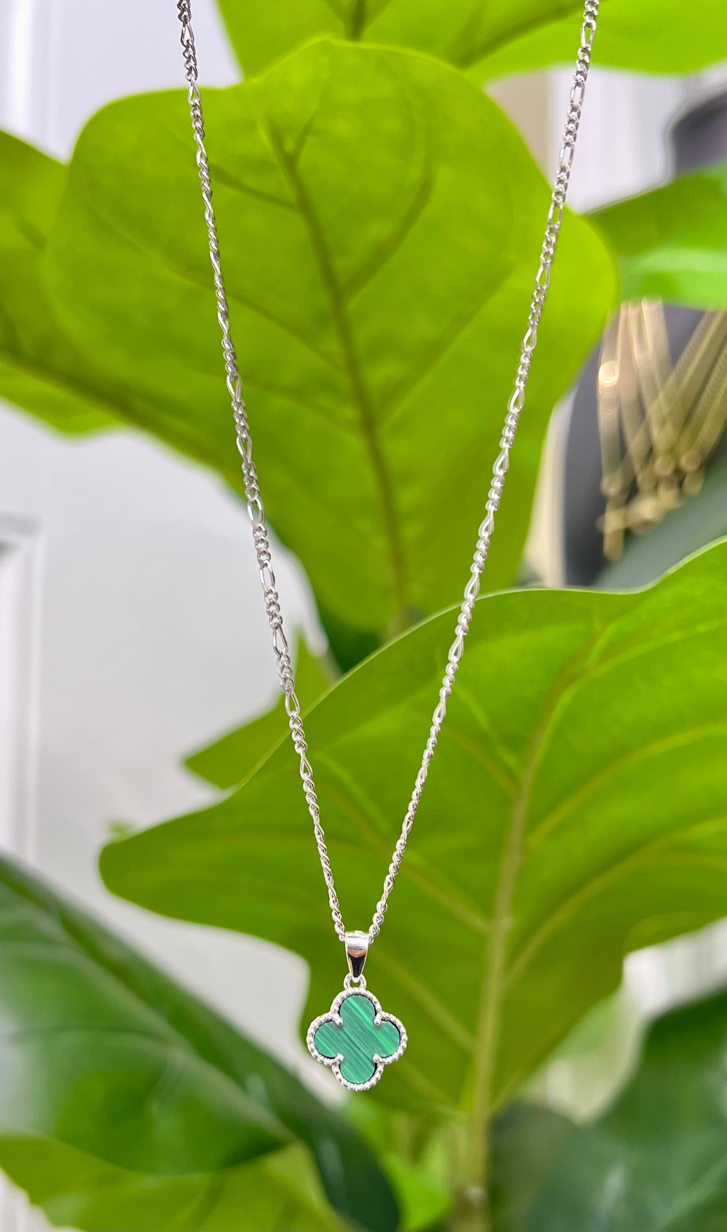S753- NEW .925 Sterling Silver Green Trebol Pendant W.G