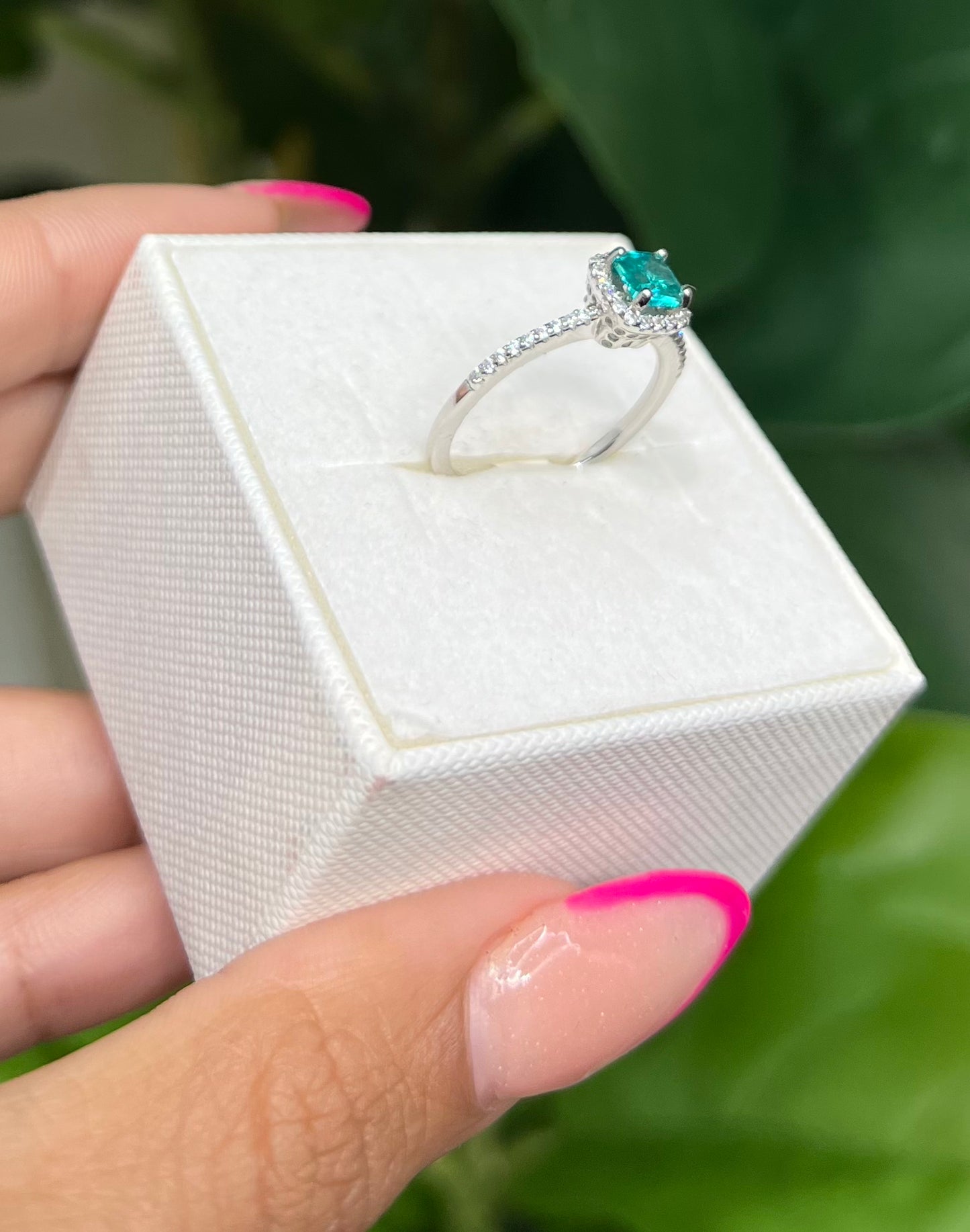 S566- NEW .925 Sterling Silver Thin Green Cz Ring W.G